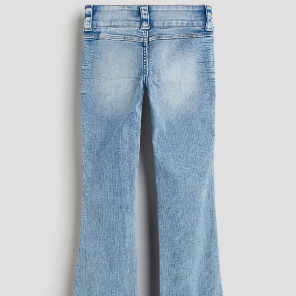 Skiiit snygga jeans från hm. Säljer pgd av att de inre kommer till andvändning. Har ändats advent dom 2 gånher då dom e nyskick. Fin färg till våren. De är slutsålda på hemsidan😔😔😔 . Jeans & Byxor.