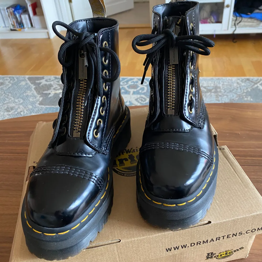 Säljer dessa skit snygga dr.martens då dem är för stora för mig men missade sista dagen för att skicka tillbaka. Använda endast en kort sträcka. Har kvar orginalförpackning. Något stora i storleken. Nypris:2400. Köp nu eller prisförslag 💗. Skor.