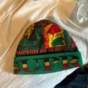 supreme mössa - köpt i berlin kvitto finns inga skador säljer den för den sitter lite tajt på mig