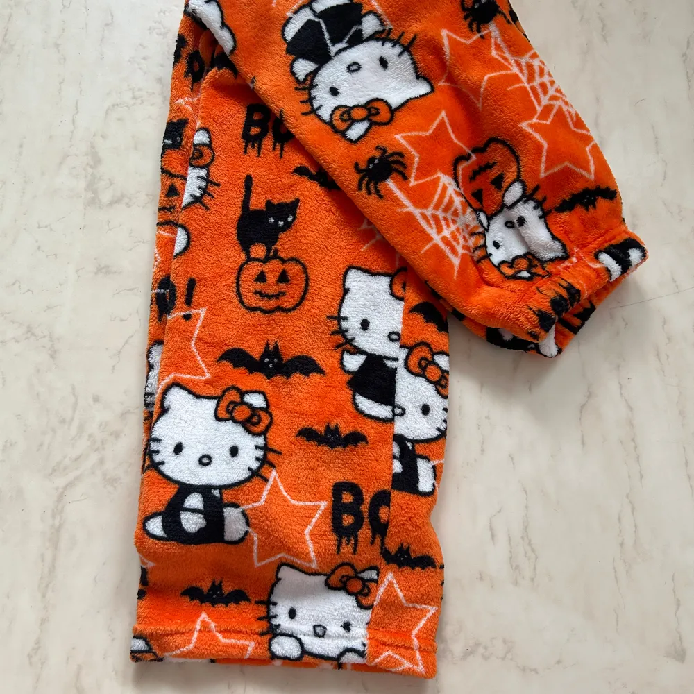  Very good condition. Hello Kitty pants barely worn , new without tag . Size M. Jeans & Byxor.