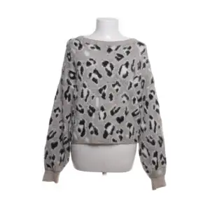 Säljer denna super snygga stickade tröja med leopard mönster då den inte kommer till användning ❤️