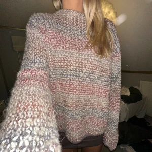 Stickad tröja - Så fkn stickad tröja med guld effekt. Strl XL men passar mig som är S/M