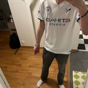 Fotbolls tröja  - Fotbolls tröja  Manchester city  Storlek M Skick 8/10 Pris 400