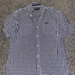 Kortärmad skjorta från Ecko Unltd  - Rutig kortärmad skjorta från Ecko Unltd. Perfekt för sommaren och våren. Storlek L