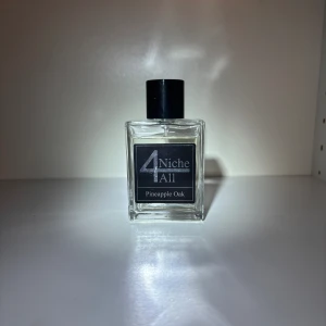 Niche4all pineapple oak 100ml - Klon på Creed Aventus och nishane hacivat. Mängd kvar enligt bild. Nypris 1099kr