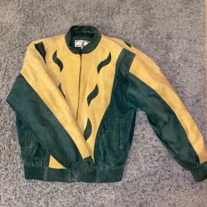 Vintage mocka jacka från Genelli med färg av grön. Jackan är storlek M och helt oanvänd. Retor, vintage från 70-talet