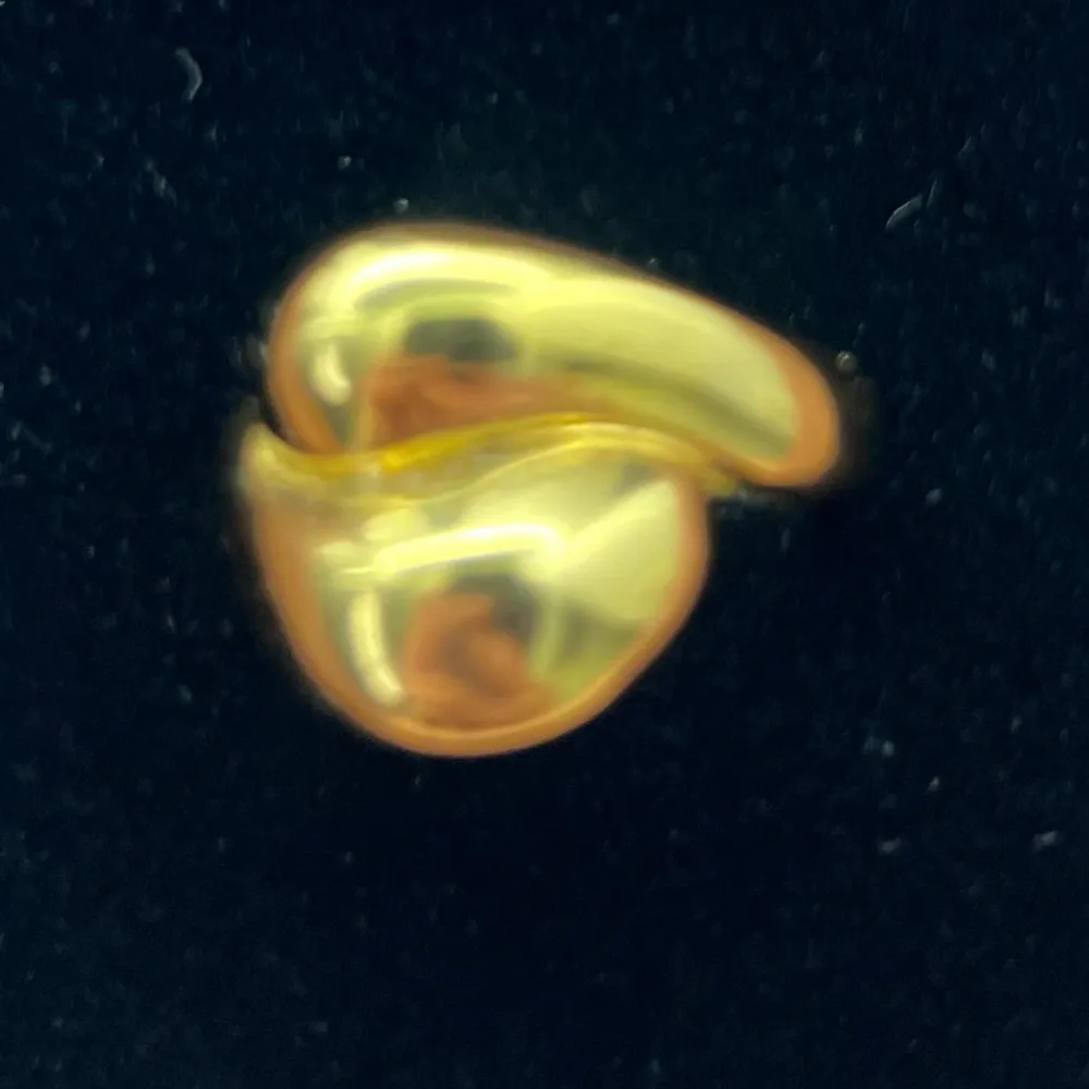 Säljer denna guldiga Edblad ring, aldrig använd säljes då jag inte tycker jag passar i ringar.. Övrigt.