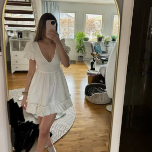 Klänning - Vit klänning. Verkligen så fin men säljer den pga att jag hittat en annan. Helt ny💗