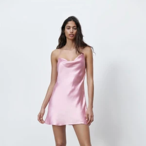 Rosa satin klänning från Zara - Sååå fin klänning i väldigt fint skick. Säljer då den tyvärr är för stor för mig. Säljer en likadan fast i orange också. 