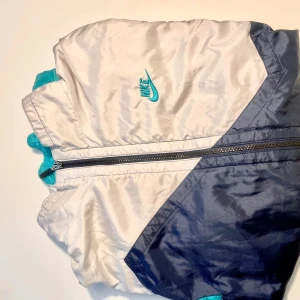 Nike windbreaker  - Cool jacka nu till våren, bra skick, kan möta dig var som helst i Göteborg! Vi kan diskutera pris, skriv om du har några frågor.