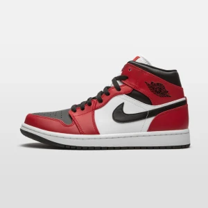 JORDAN 1 ”CHICAGO BLACK TOE ” MID - Skorna är använd ett par gånger, men inget täcken på skador eller något liknande. Säljer skorna för 1500kr för att dem kostar 3899kr sek men eftersom att den är använd ett par gånger så sänktes priset! Skorna är fräsha, sköna och fina att använda!🖤❤️🤍