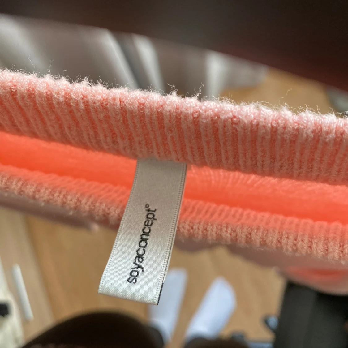 Rosa stickad tröja 100kr - 90