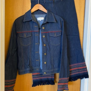 Vintage denimset  - Unikt vintage denimset med jacka och byxa från Hennes Collection. Superfint skick som nytt! 😍