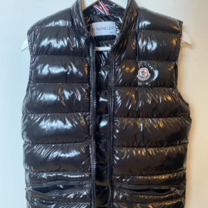 Moncler Tibb Down Gilet - Storlek xs vilket motsvarar 46-48 i herr och M i dam💓 Använd några enstaka gånger och köpt i NK Göteborg. Nypris: 9999kr