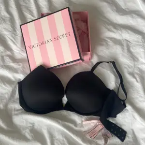 Helt ny bh med lappar kvar från Victoria’s Secret. Säljer då det är fel storlek. Bhn är pushup och väldigt bekväm. Nypris: 1150 kr. Säljer för: 450 kr