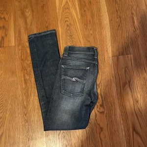 Nudie grim Tim  - Storlek 32/32. Grim Tim. Aldrig använda och säljs då dem var för små. 