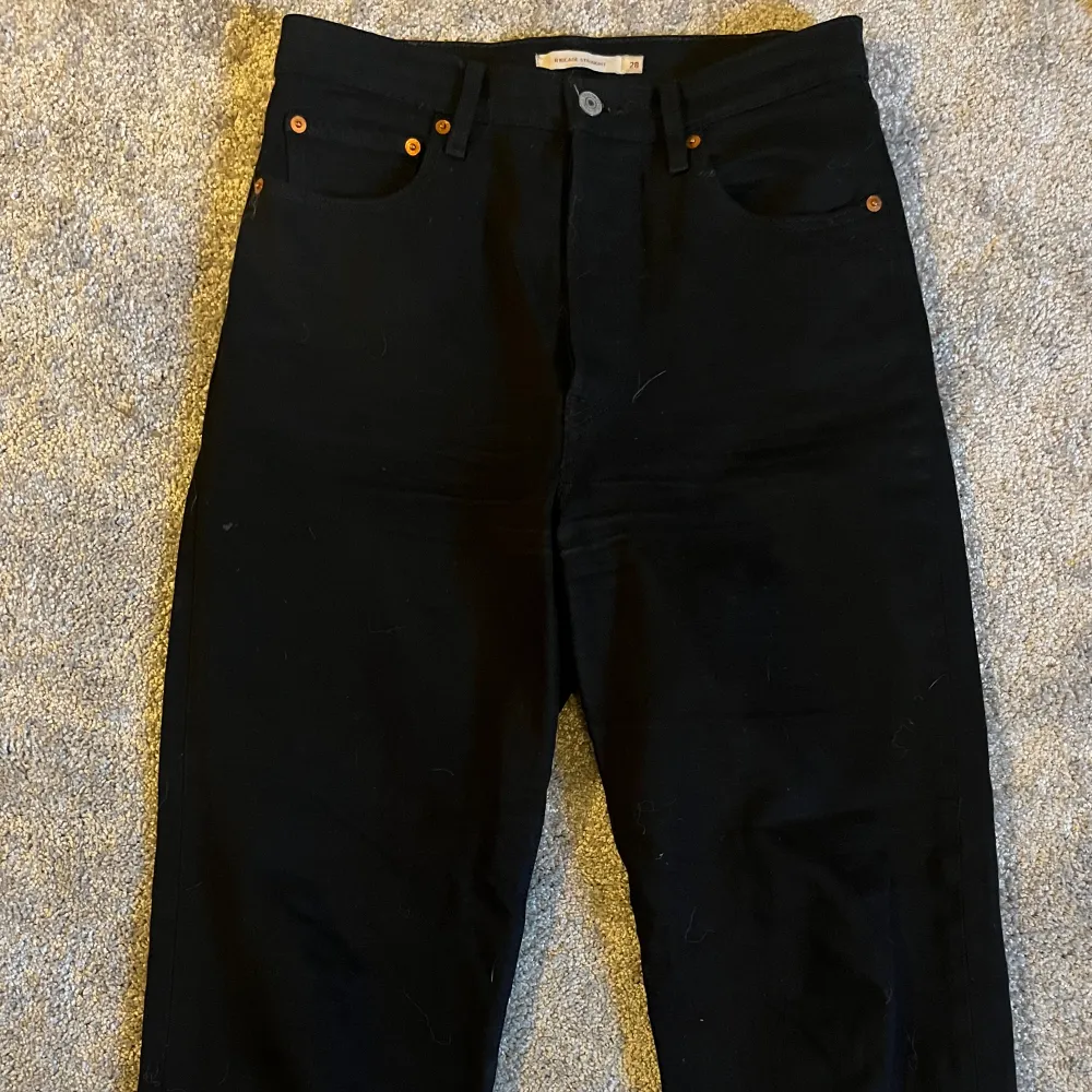 Svarta straight jeans från Levìs i storlek W 28 & L 29. Jeansen är i mycket bra skick och endast använt fåtal gånger, säljer då de blivit för stora för mig. Säljer för 400kr, nypris 1 319kr🤍. Jeans & Byxor.