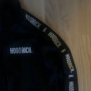 Zip tröja hoodrich  - Svart HOODRICH tröja i storlek S med 10/10 skick!!🤛 Tröjan har inte använts nån gång utan är helt ny!! Nypris ligger på 700 men säljs här för 300+ frakt om inte mötas upp!!🫵