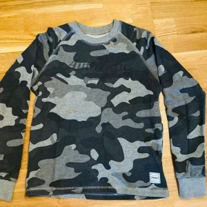 Grå tröja - Grå tröja bra skick använd enstaka gånger. För mer information och bilder kontakta mig. 