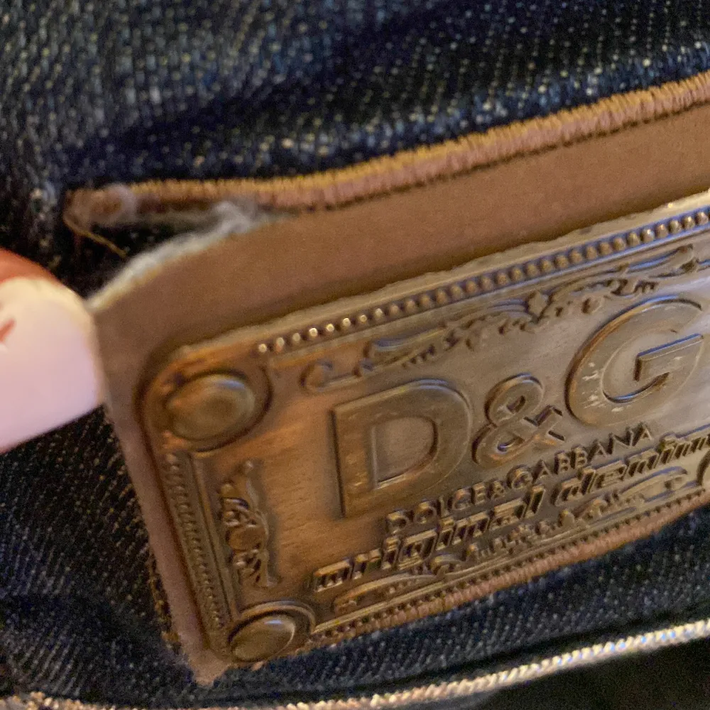 Lågmidjade Dolce&Gabbana jeans, knappen är borta, en av bält hålen är trasig och brickan på bakfickan har sömmarna gått upp en centimeter men inte synligt annars jättebra skick. Jeans & Byxor.