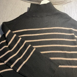 Randig stickad tröja  - Randig stickad tröja köpt på Gina tricot för kanske 2 år sen i storlek XL men jag som vanligtvis har S har haft den som en oversized tröja