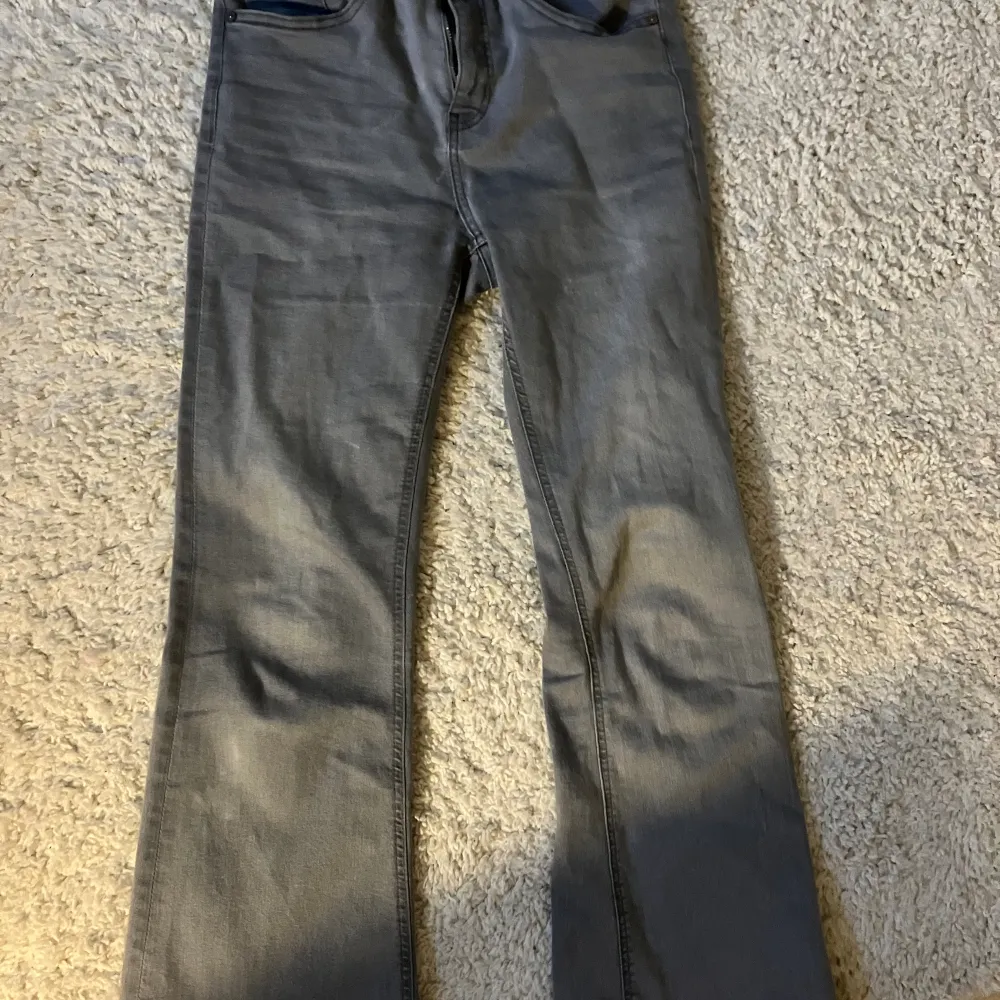 Gråa Flare jeans i storlek 164 från Mango! Ett litet märke vid bakfickan som knappt syns. Köpare står för frakt 💗. Jeans & Byxor.