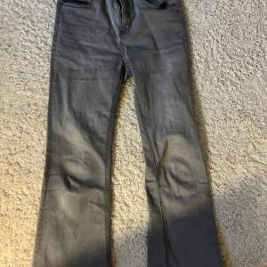 Gråa Flare jeans i storlek 164 från Mango! Ett litet märke vid bakfickan som knappt syns. Köpare står för frakt 💗
