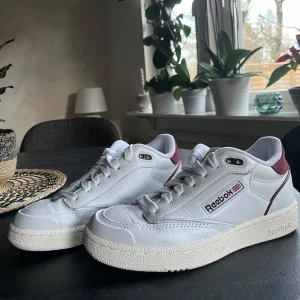Reebok skor - Hej! Jag säljer ett par super fina och coola Reebok skor som endast används en gång! Jag säljer dom pågrund av att dom var för stora för mig men hoppas nån annan kan glädjas av dom.💕 Ordinarie pris var 1 199 kr men köpte dom på rea!