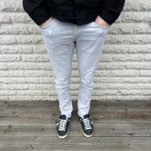 Säljer nu dessa Dondup jeansen som är perfekta till sommaren | Skick 8/10 | Nypris 3000 kr | Mitt pris 799 kr | Hör av er vid funderingar!
