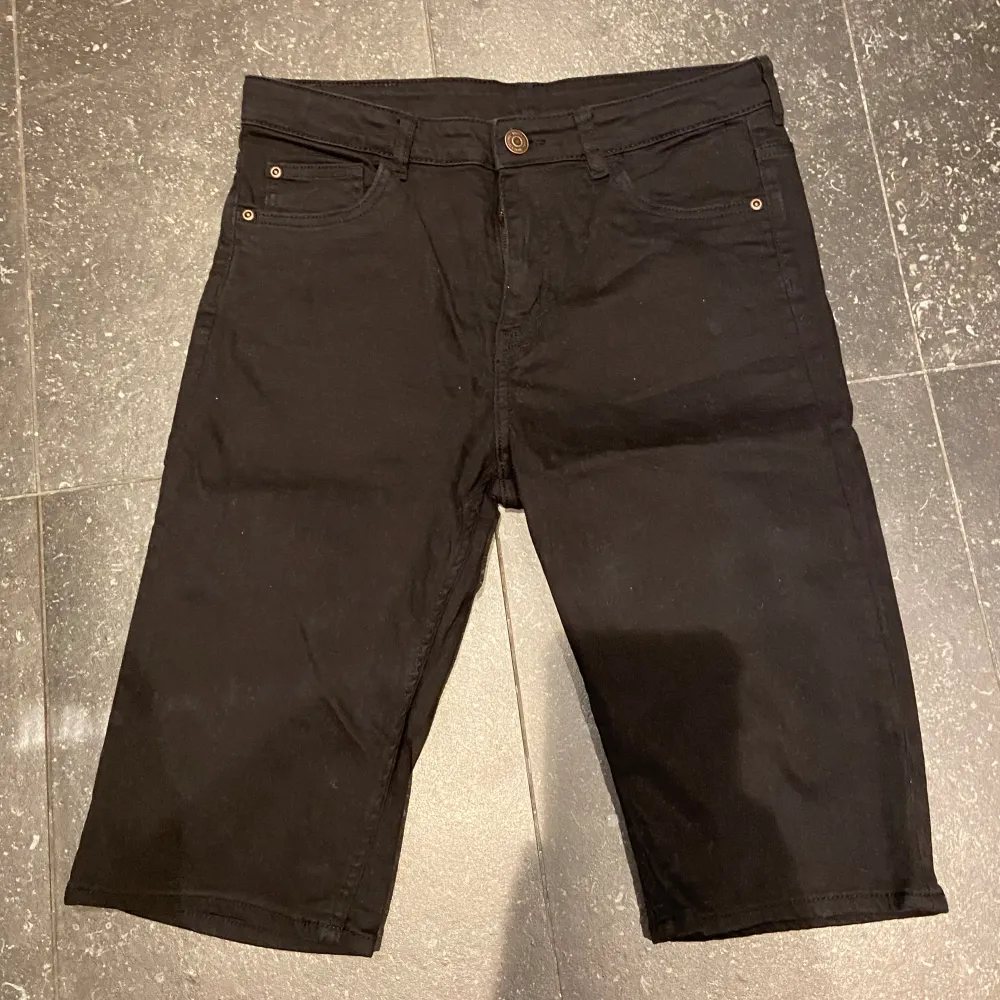 Svarta jeans shorts från H&M. I använt skick men bra kvalitet. Storlek 164cm. Hör av er vid frågor!. Shorts.