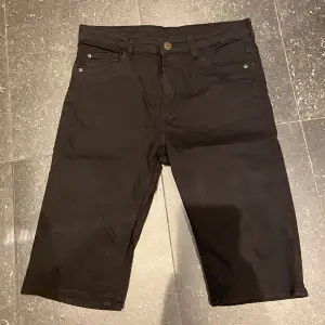 Svarta jeans shorts från H&M. I använt skick men bra kvalitet. Storlek 164cm. Hör av er vid frågor!