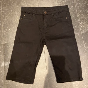 Svarta shorts - Svarta jeans shorts från H&M. I använt skick men bra kvalitet. Storlek 164cm. Hör av er vid frågor!