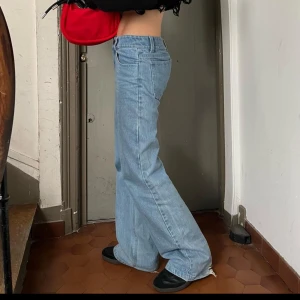 Lågmidjade jeans - Populära Jeans från Lova Widerbergs märke AlobhaLabel! Bra skick förutom lite slitage längst ner. Storlek Mtall. Skulle säga att de är små i storleken och lutar mot Small. Nypris 1000kr💕