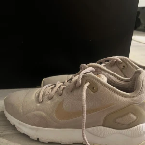 Nike skor - Super söta ljusrosa Nike skor. Dom används inte alls och därför säljs dom. Endast att kontakta vid frågor! 💕🫶🏻