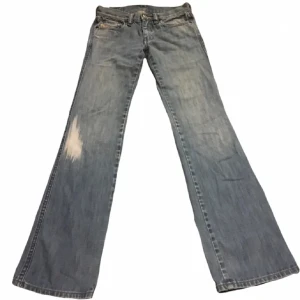 Diesel jeans - Vintage diesel jeans lågmidjade och flare , köpte på Plick men säljer de då de var för små för mig :( midjemått: ca 36 cm över, innerbenslängd: 79cm, grenmått: 20 cm