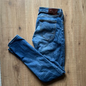 Lee jeans - Säljer några skön Lee jeans för ett väldigt billigt pris, de har inga kosmetiska fel, varken fläckar eller repor.