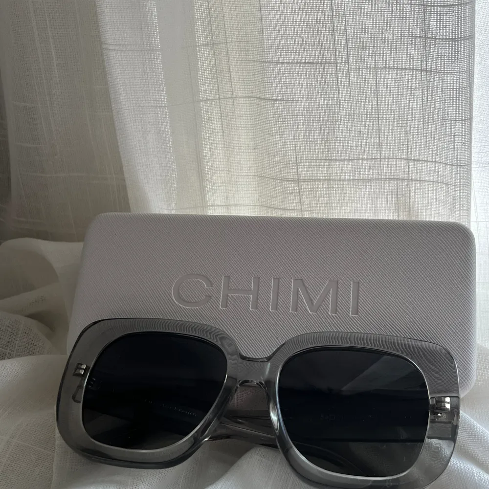 Säljer mina chimi solglasögon. I nyskick endast använda 2 gånger av mig🤍 Nypris 1250, säljer för 600kr.. Accessoarer.