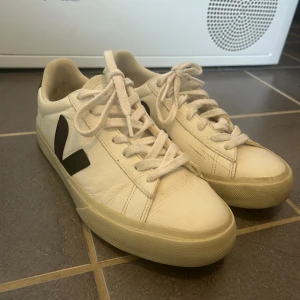 Veja skor! - Veja skor med svart V! Storlek 38, säljs då de var lite små! Knappt använda! 