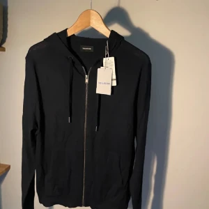 Zadig&Voltaire hoodie - Tja säljer nu denna Zadig&Voltaire hoodien för endast 2500 jävligt schysst tröja helt ny använd endast en gång storlek xs men passar S är 177 och den passar mig perfekt 