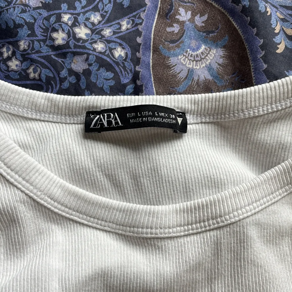 Säljer mitt vita linne från zara använt några gånger är i fint skick är i storlek L men är som S i storleken ungefär💓. Toppar.