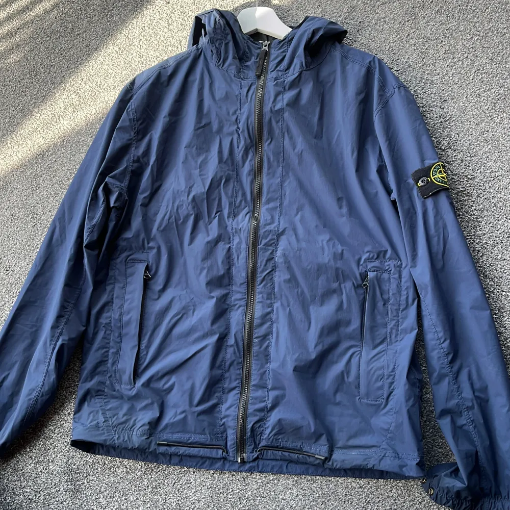 Stone islands jacket Navy blue Size L Barely worn,  Fits me good at 182 and 80kg. Jackor.