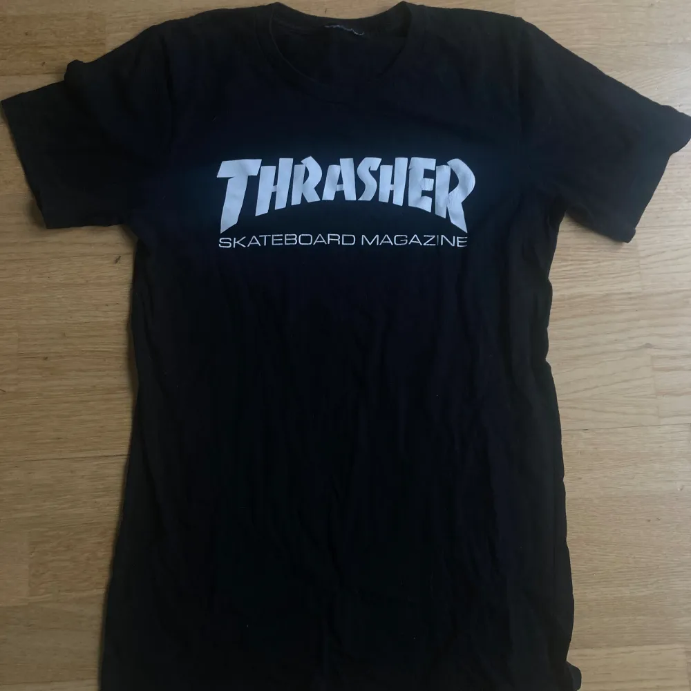 Säljer min thrasher tröja för den kommer inte till användning längre! Köpt för 500kr 💕. T-shirts.