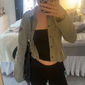Militärgrön jacka - Skitsnygg till sommaren då den är tunn🌻storlek 36 men passar bra på mig som är 178😙