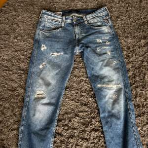 Säljer ett par Replay jeans som inte längre passar mig  Jeansen är i bra skick och inte använd så många gånger  Skick: 8/10 Storlek: W31 L30  Priset kan diskuteras 