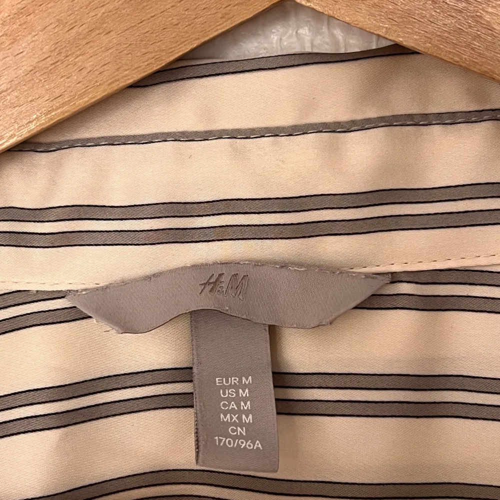 Randig beige skjorta i nyskick 🌼 Materialet är silkesaktigt och tunt. Stl M från HM. Endast använd få gånger.. Skjortor.