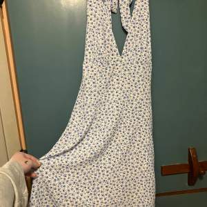 Blå/vit blommig klänning i nyskick från h&m. Storlek M.