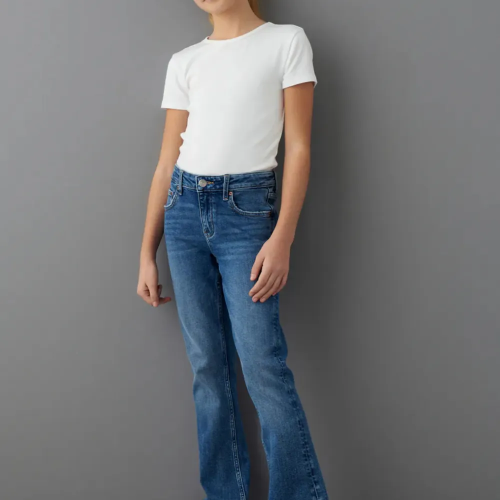 Superfina jeans från Gina Young som tyvärr inte används så ofta, därför säljer jag dem 🙌. Jeans & Byxor.