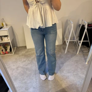 Jeans  - Strl. 170/S Nyskick, inga defekter  Modell: 163cm lång  Lite högmidjade  Pris: 100kr+ frakt  (Pris kan diskuteras)