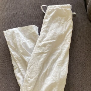 Linnebyxor  - Jag säljer dessa linnebyxor som är få använda och är i bra skick. Dem är ifrån Gina Young och är i storlek 146/152. Dem kommer inte till användning så där av säljer jag den. Skriv om ni har frågor eller funderingar 💞