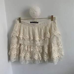 Säljer denna jättefina kjol från Zara. Endast använd fåtal gånger, lånade bilder. Tryck gärna på köp nu, frakt ingår ej 💕💕